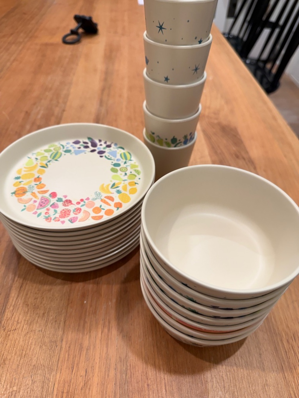 Pillowfort Target Kids 11 plates 7 bowls and 7 cups